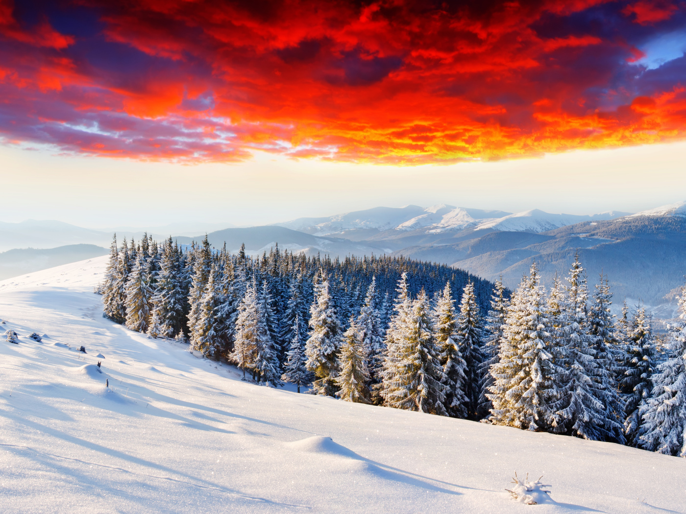 Красные облака над горами