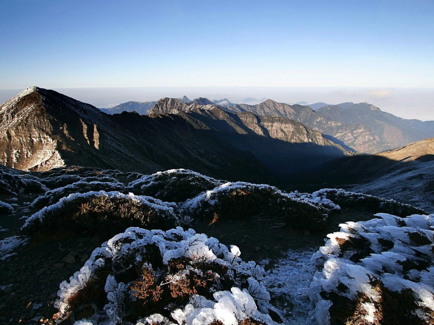 Снежные фигуры на горах