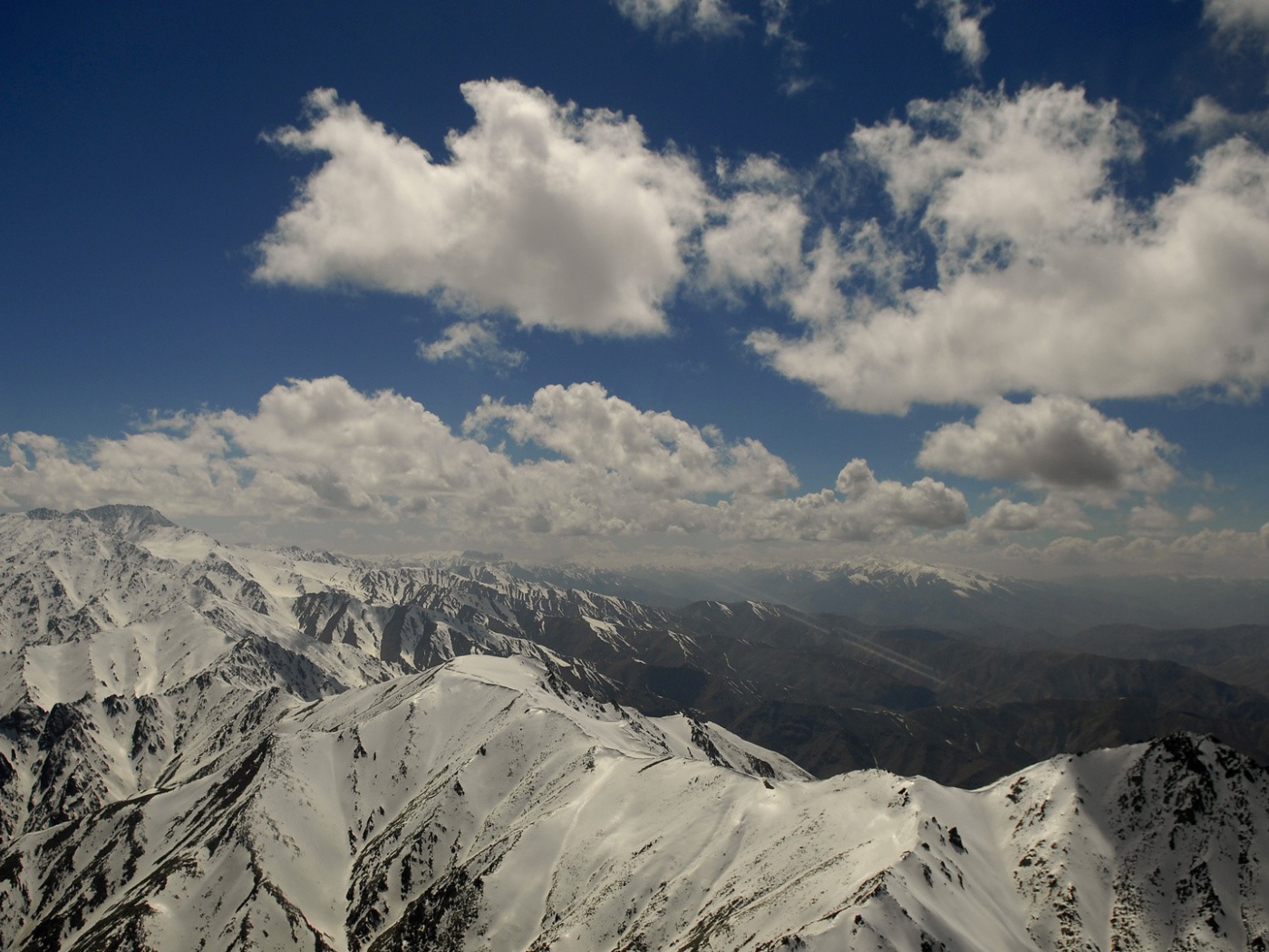 Снежные вершины гор