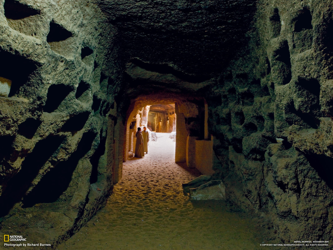 Монахи в пещере