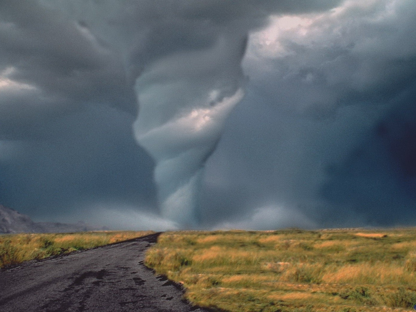 Торнадо на дороге