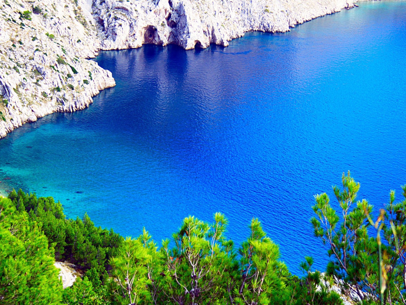 Голубое озеро среди скал