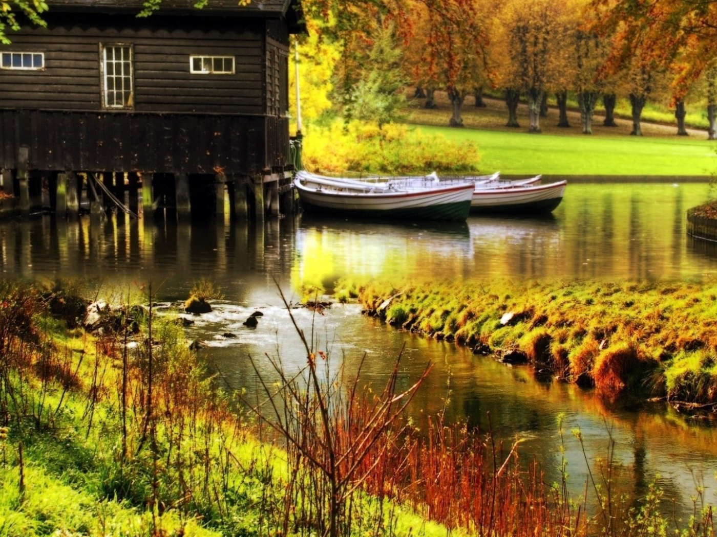 Лодки и домик у причала