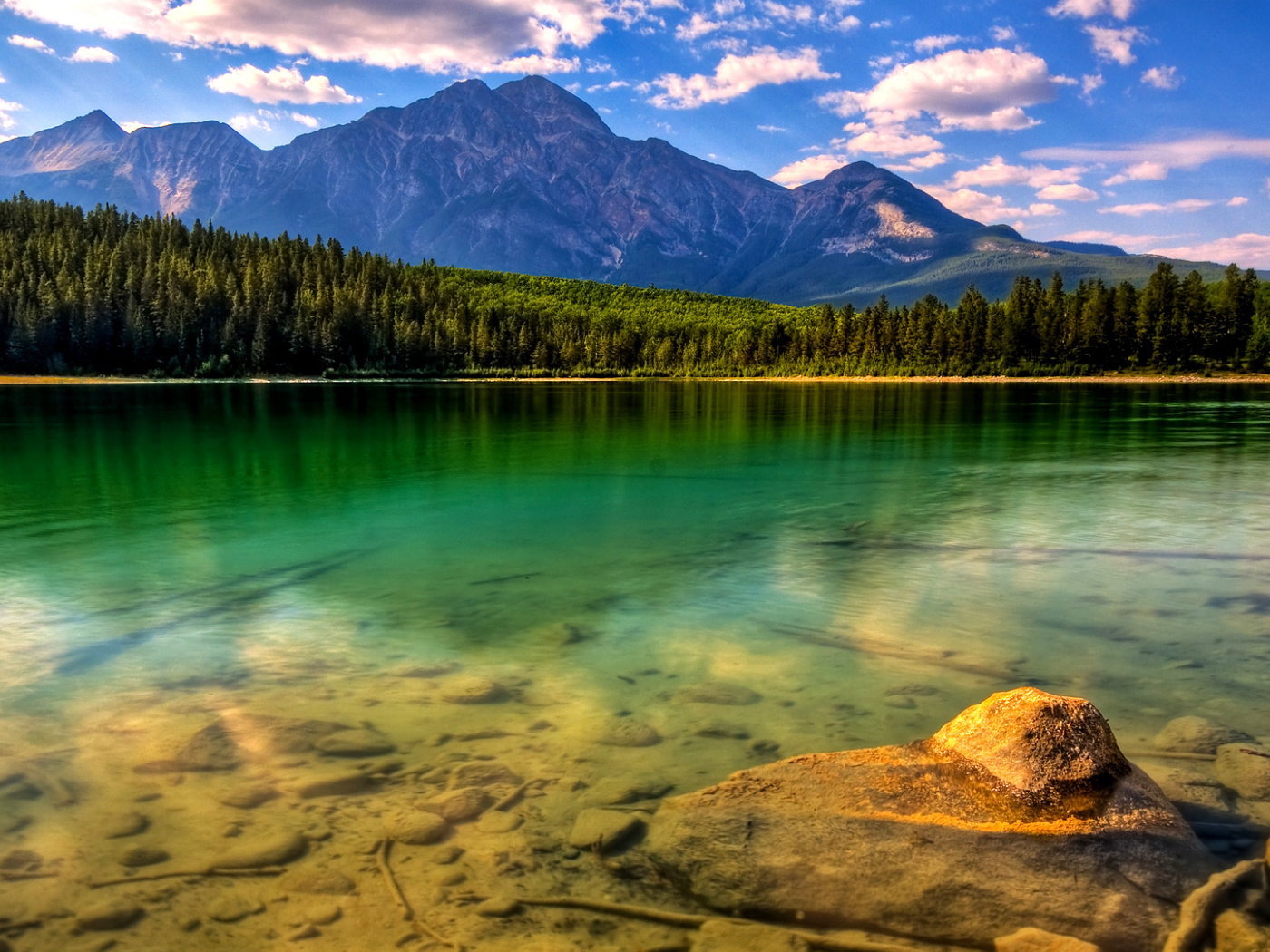 Зеленое горное озеро