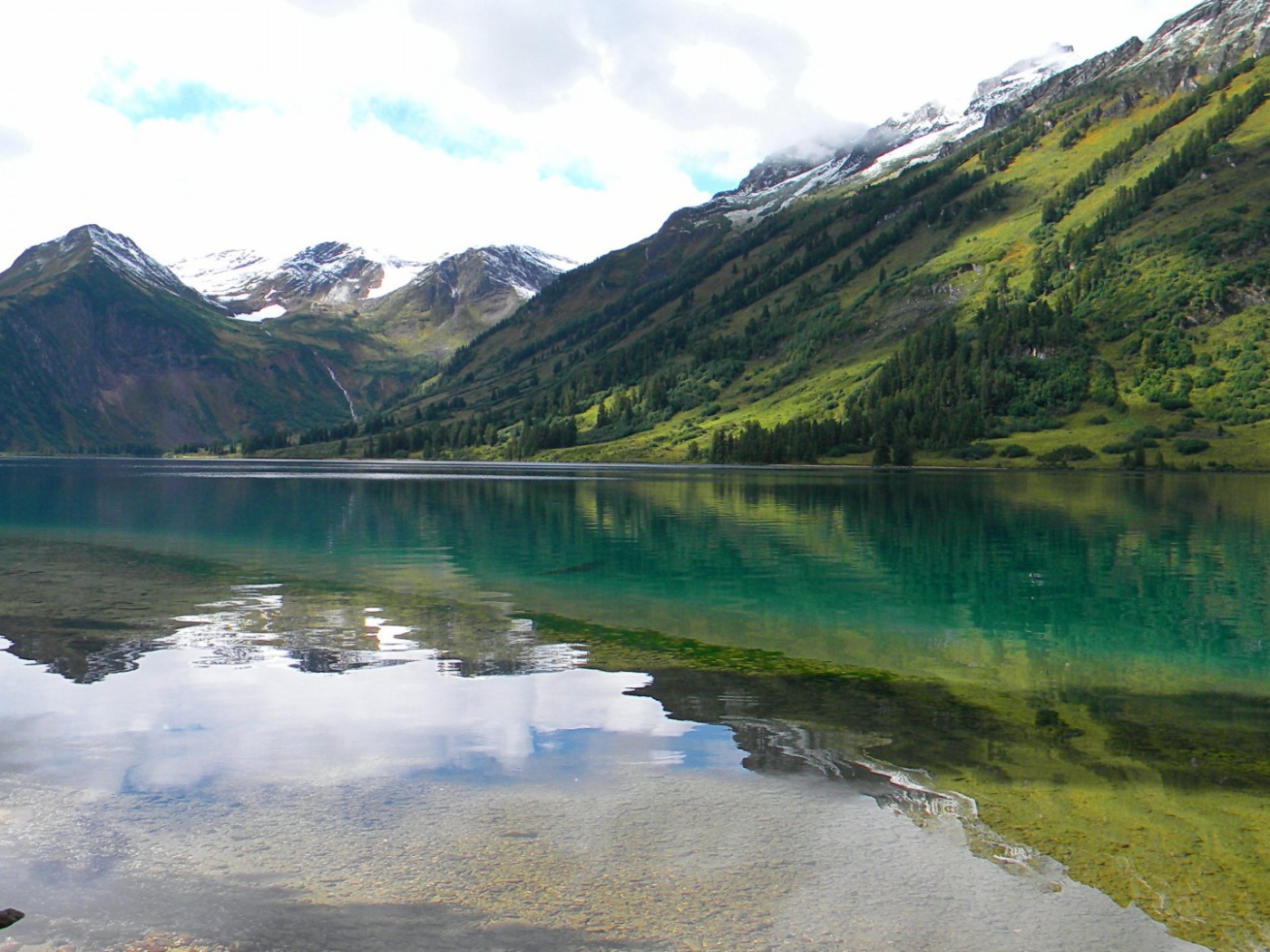 Озеро в горной долине