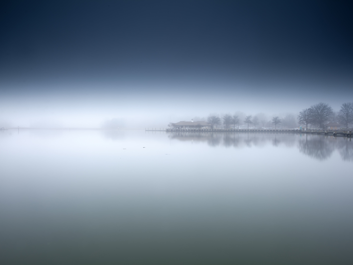 Берег озера в тумане