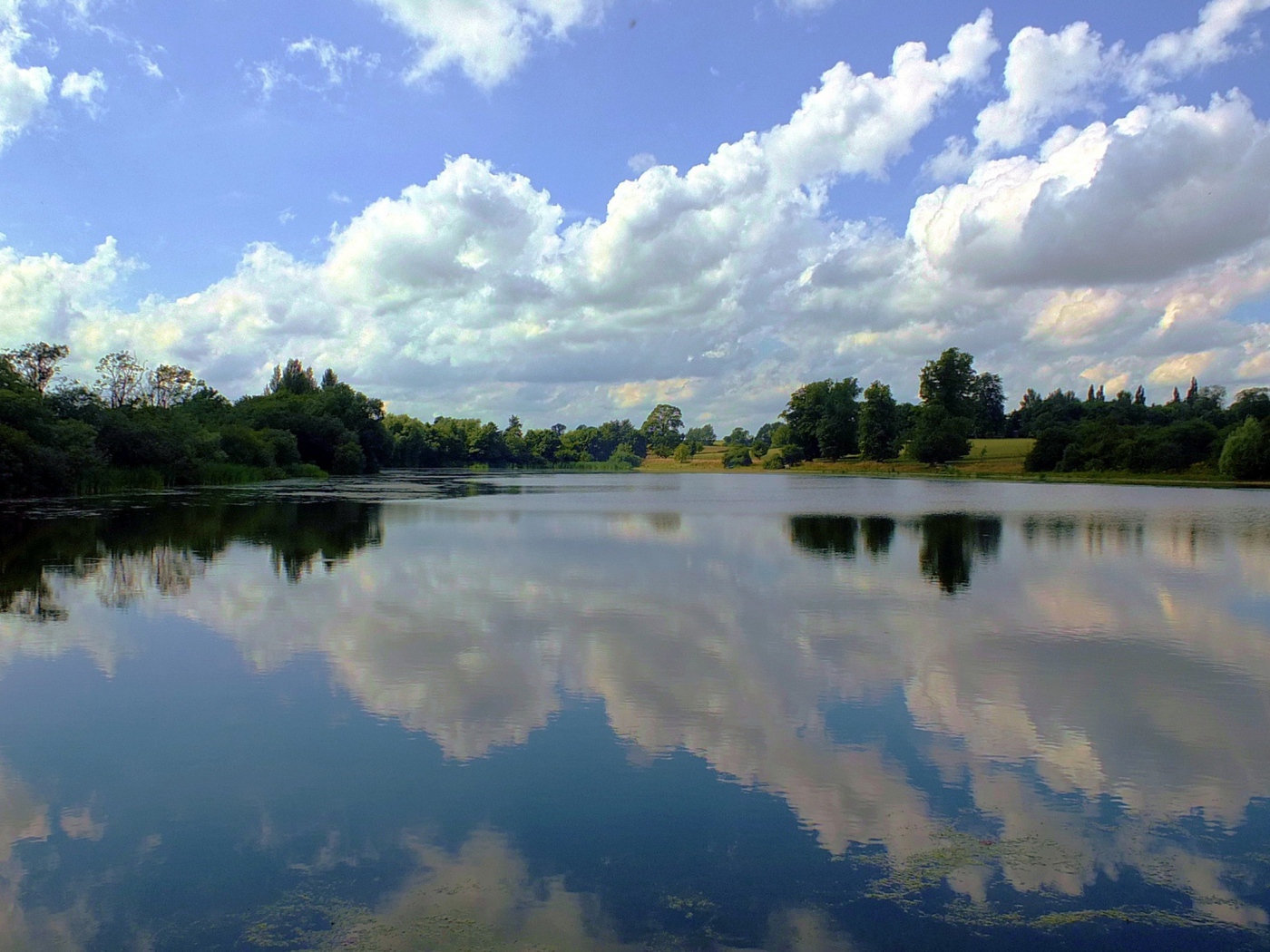 Облака отражаются в озере