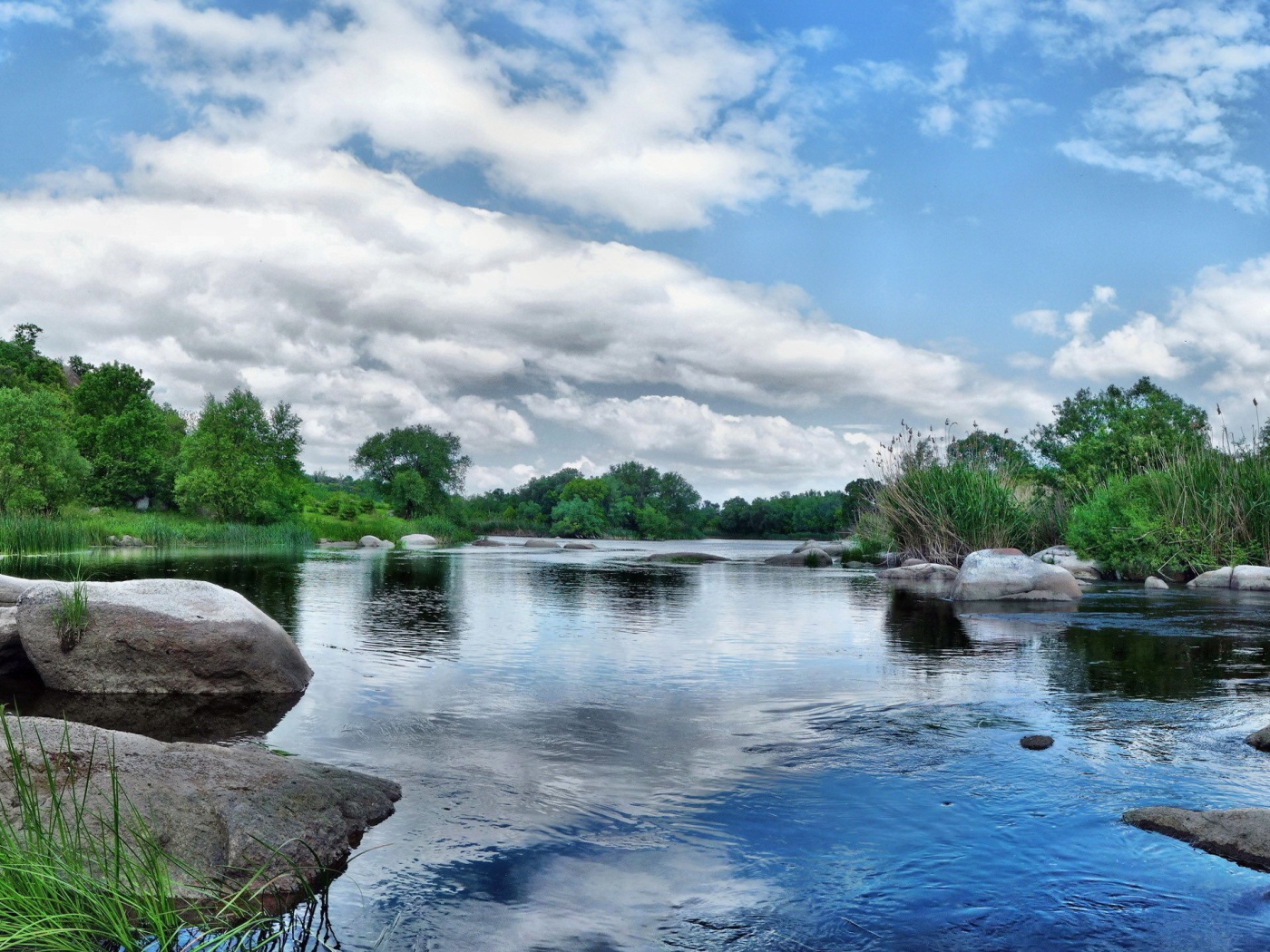 Каменистая река