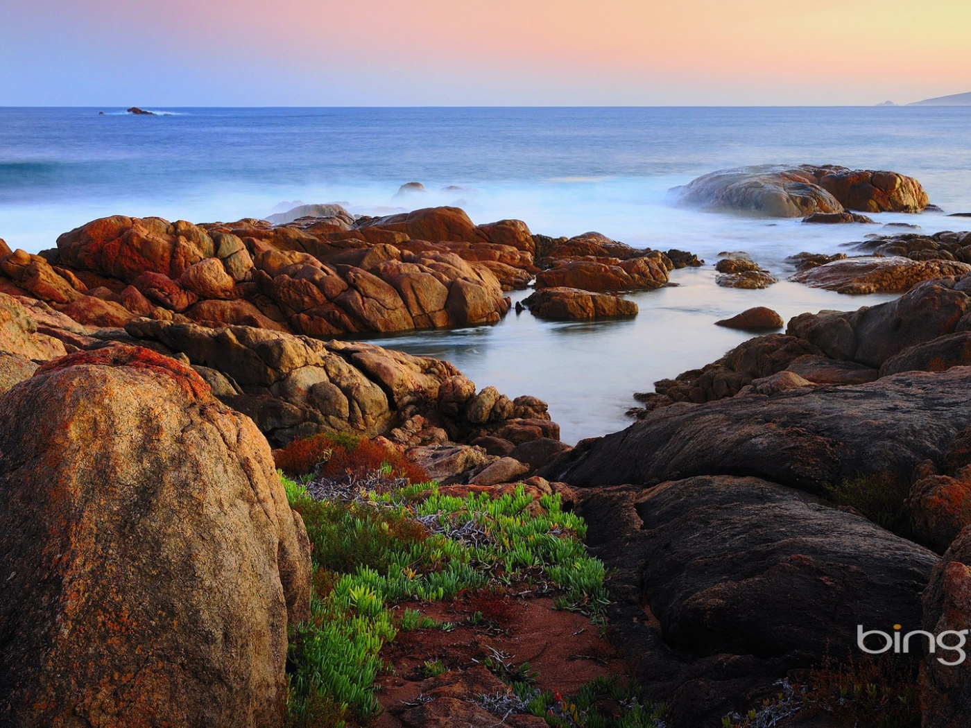 Скалы на побережье