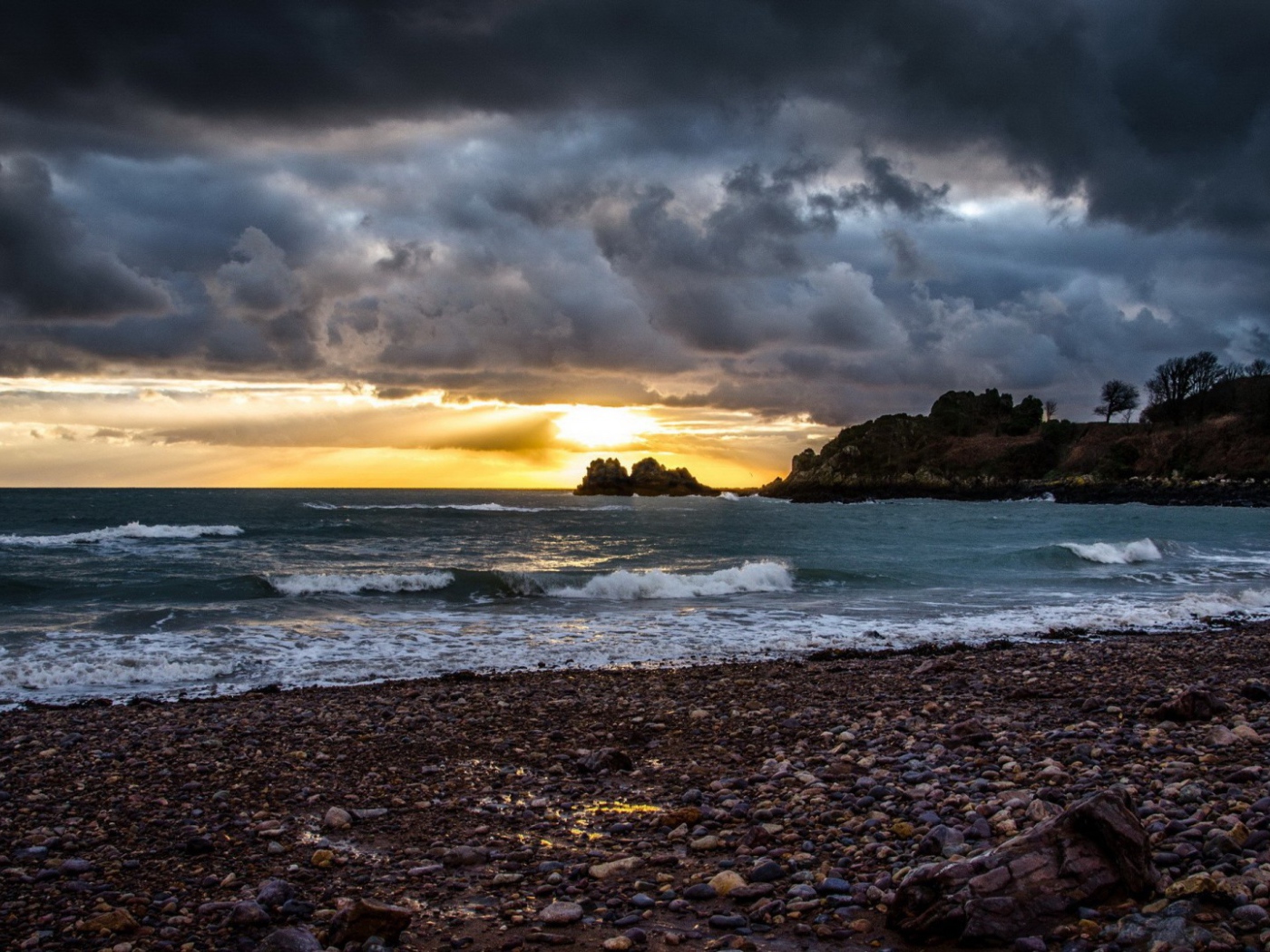 Каменистый берег