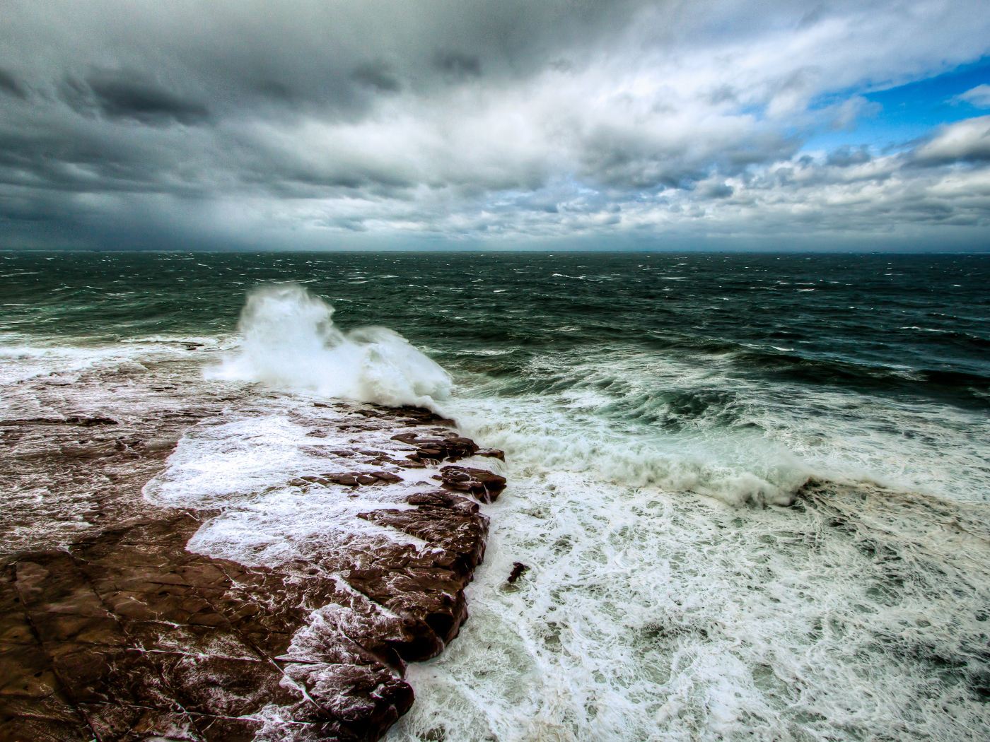 Темный цвет моря