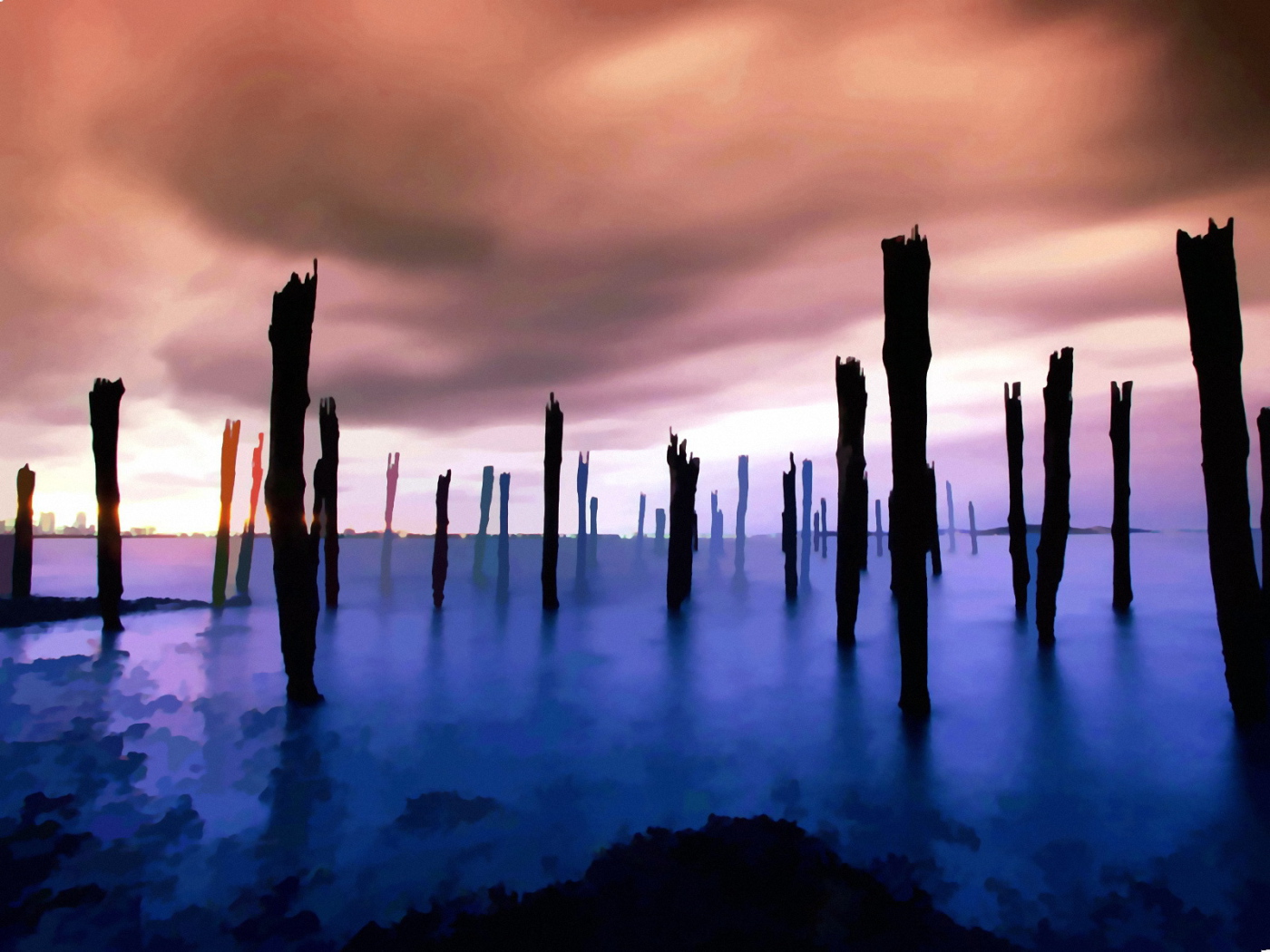 Деревянные сваи на море