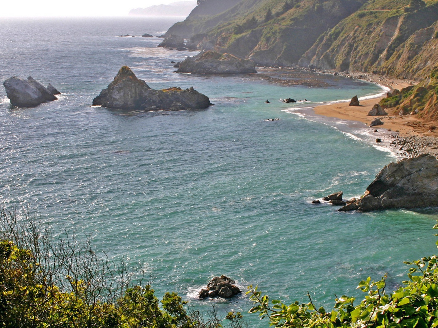 Скалы на море