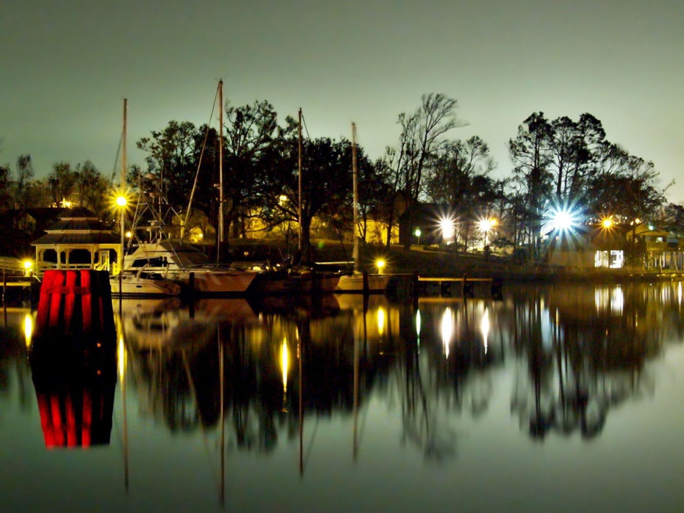 Причал для лодок вечером