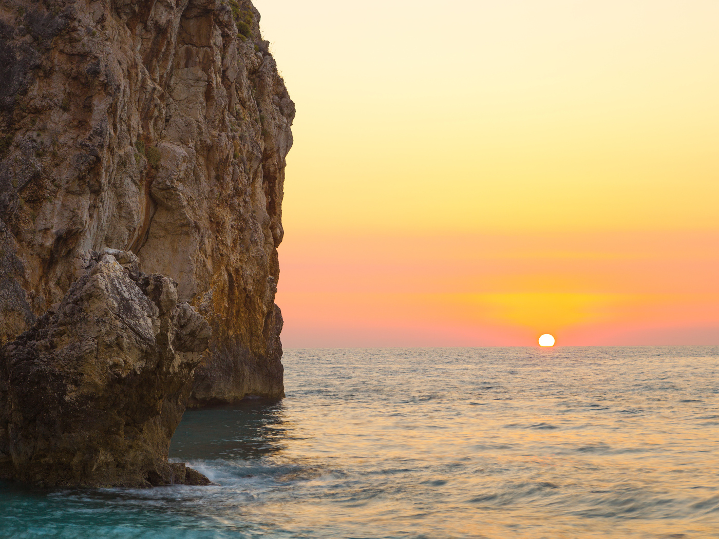 Красивый закат в Греции