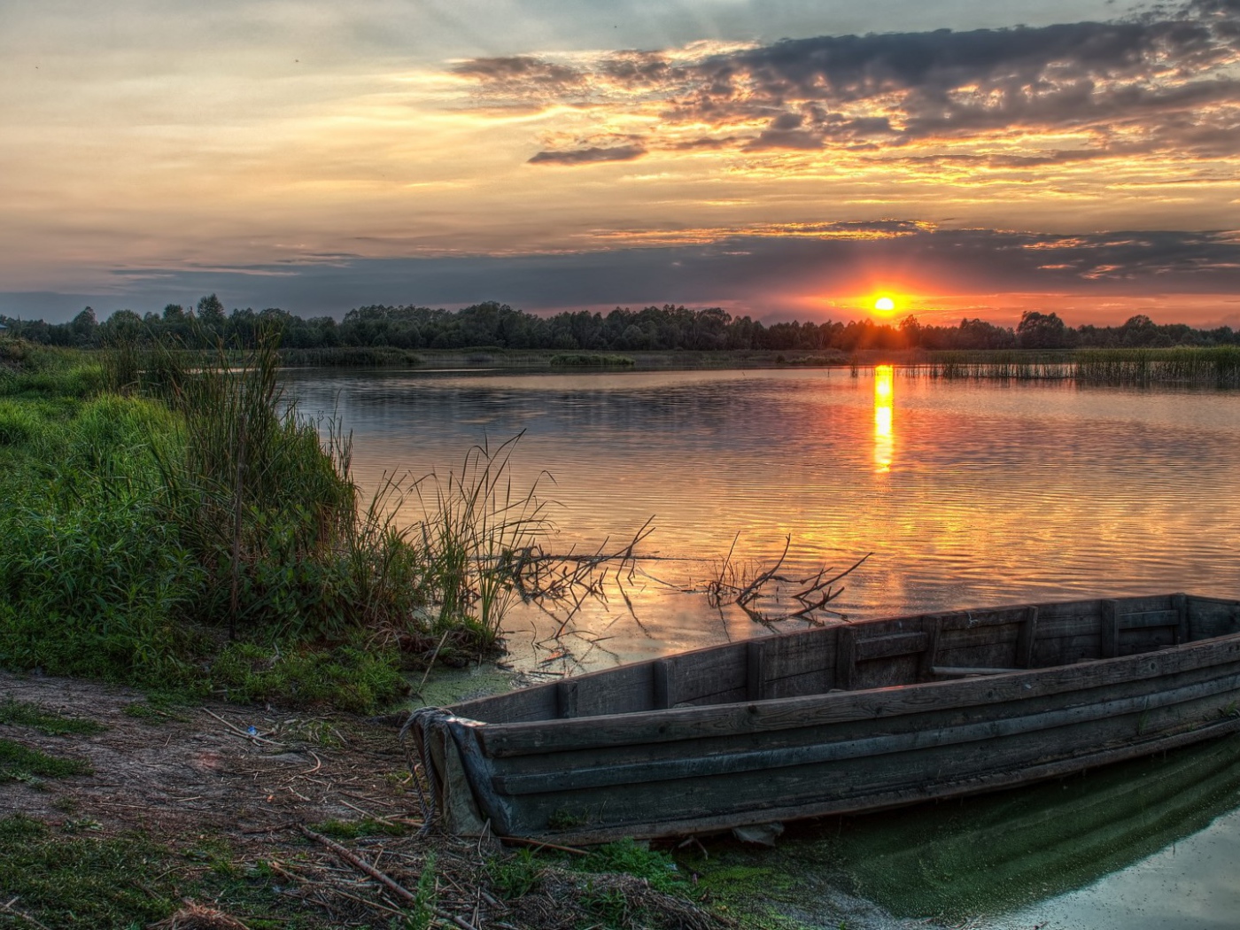 Закат на озере в деревне