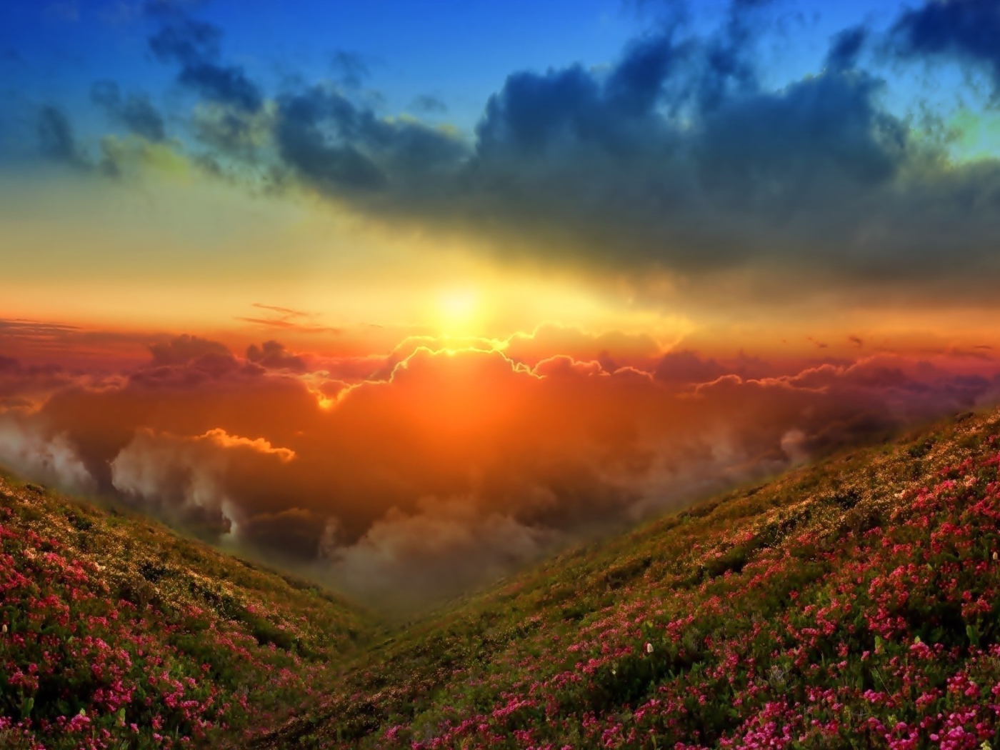 Солнце между облаками в горах