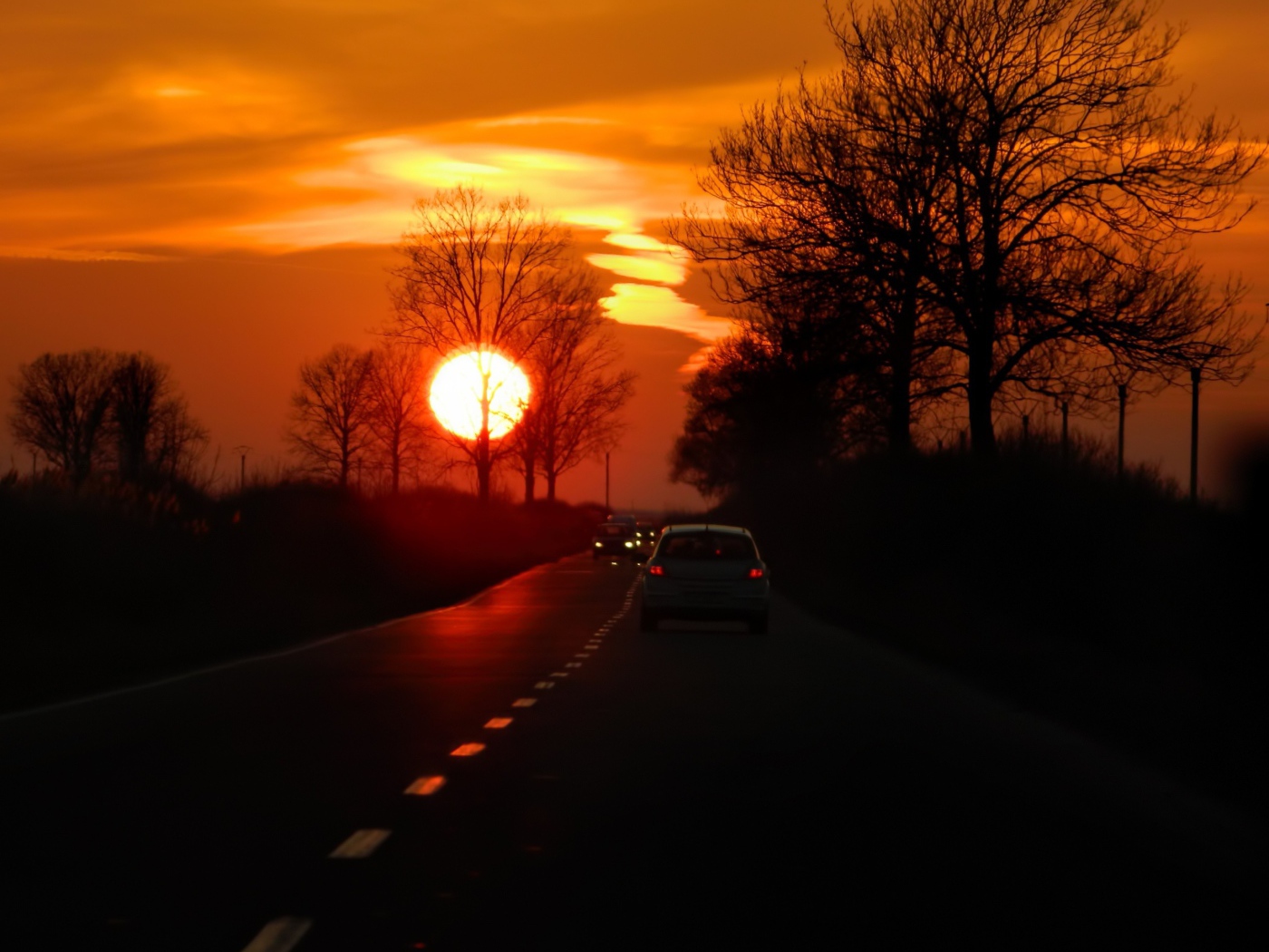 Красный закат на дороге