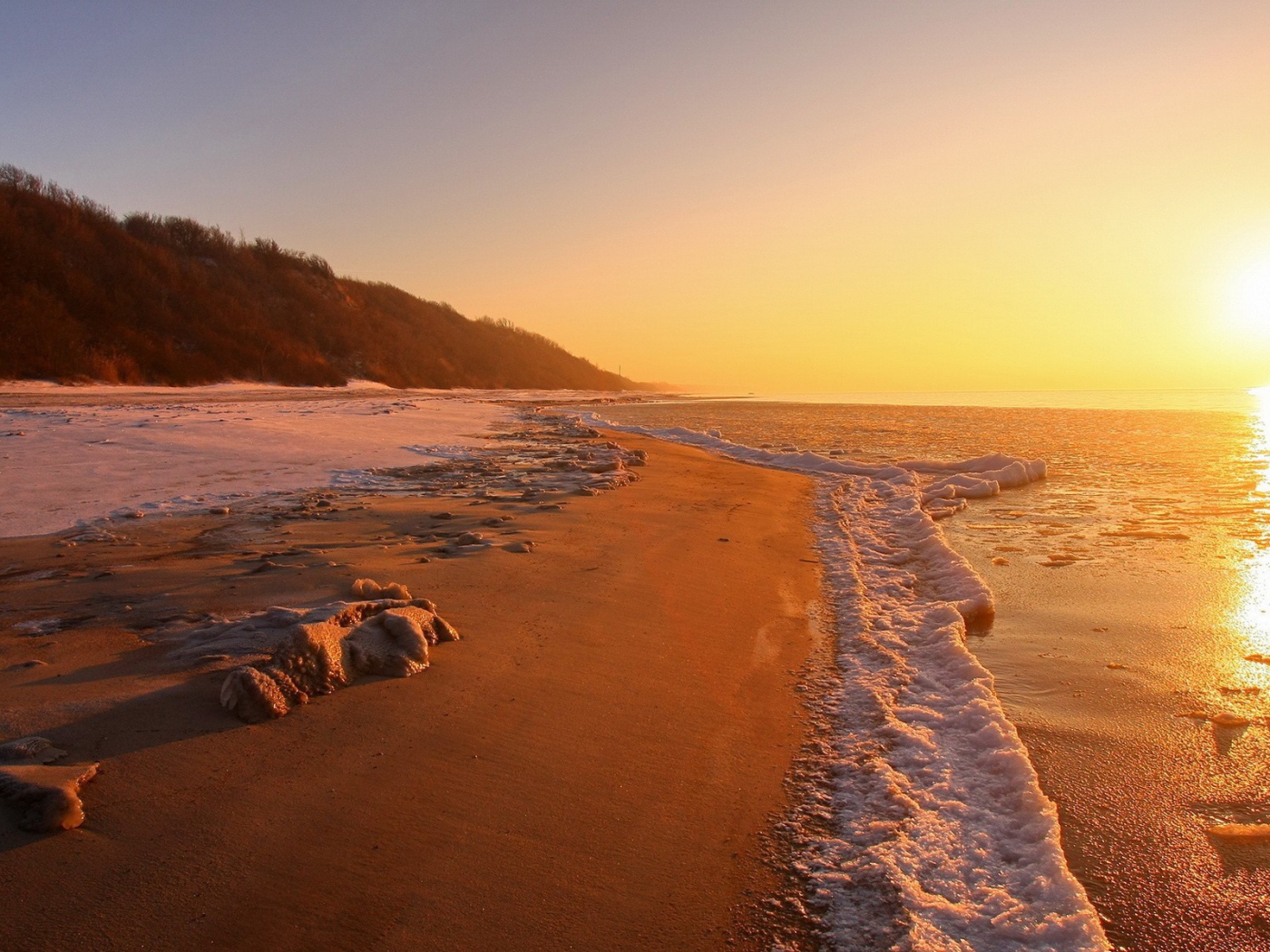 Морская пена на пляже