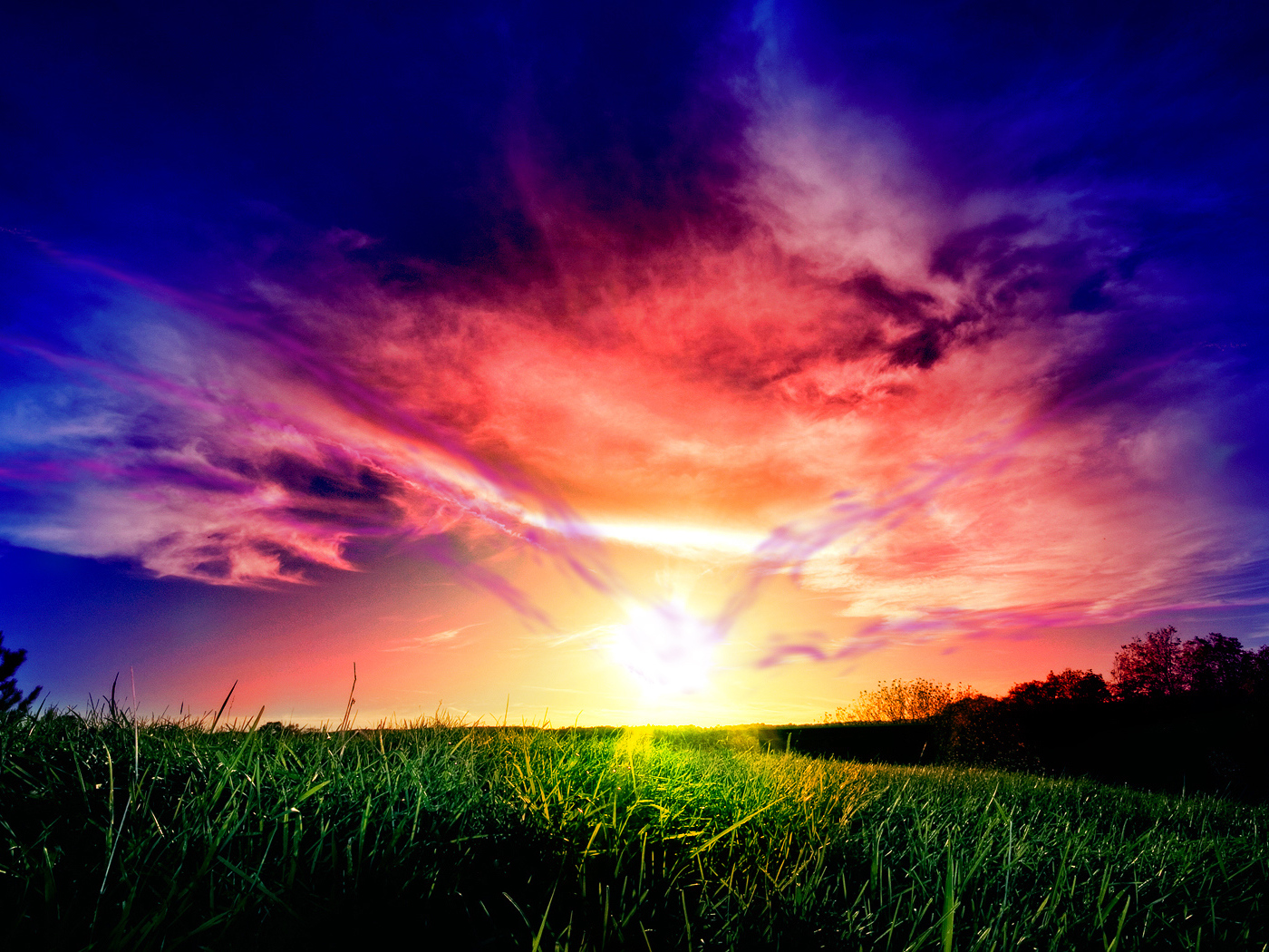 Красивый закат над полем