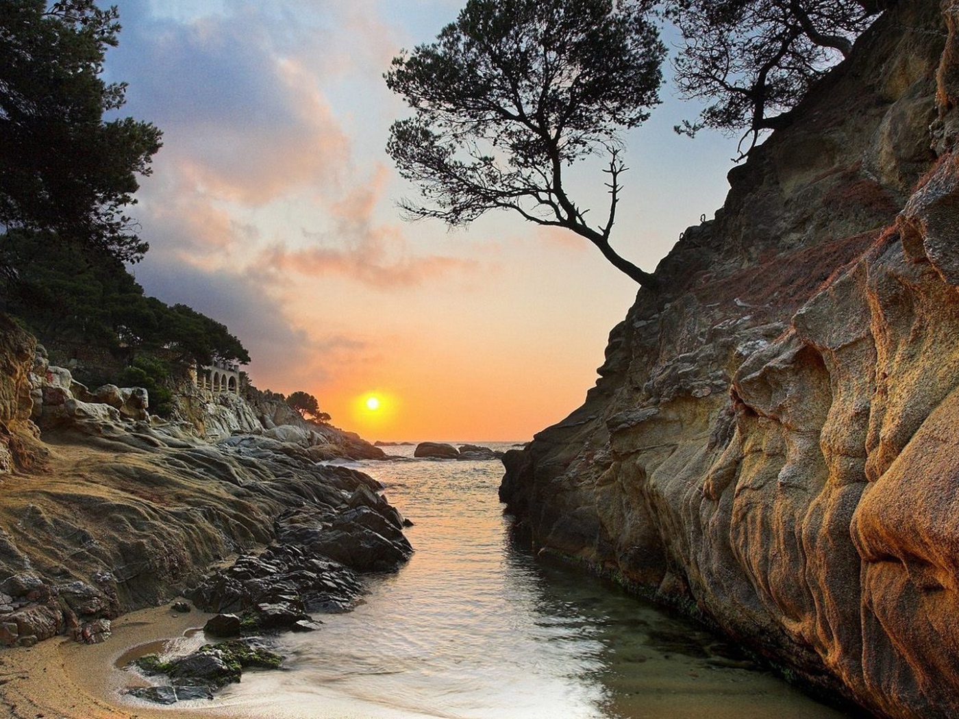 Пейзаж с развалинами и закатом