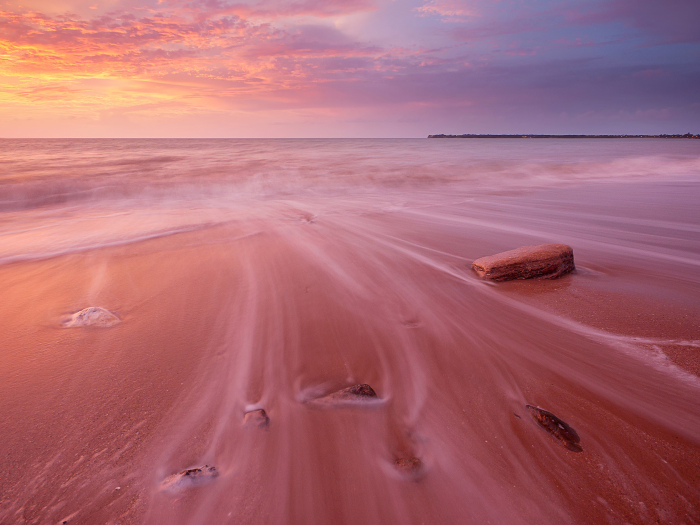 Розовый песок на закате