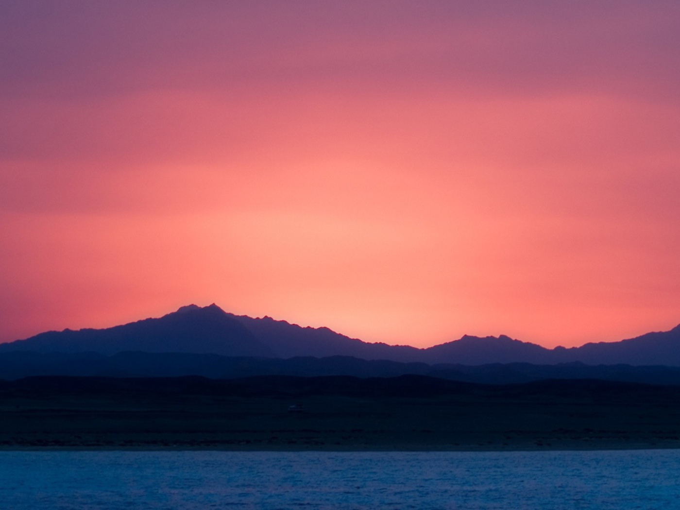 Розовый закат над синим морем