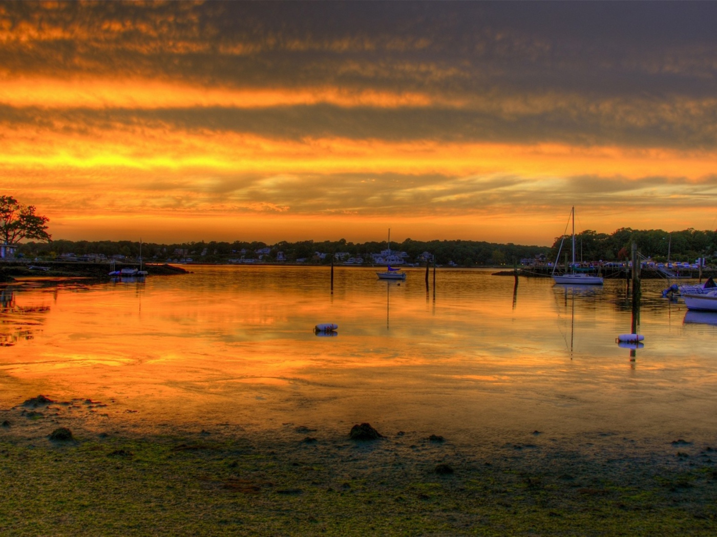 Закат солнца на причале