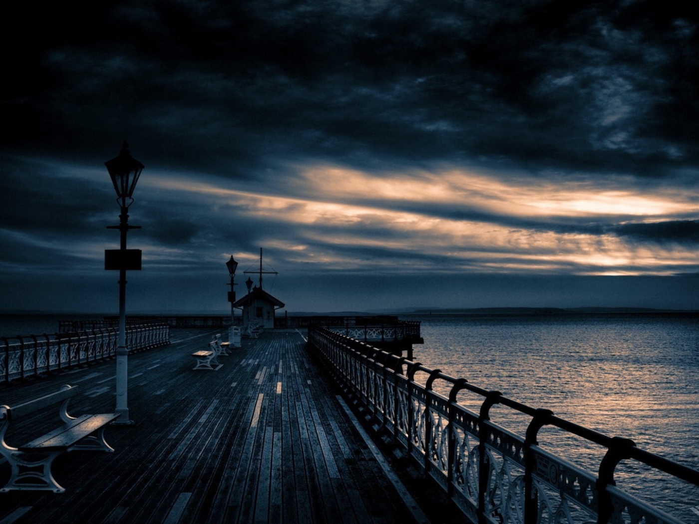 Закат на причале со скамейками