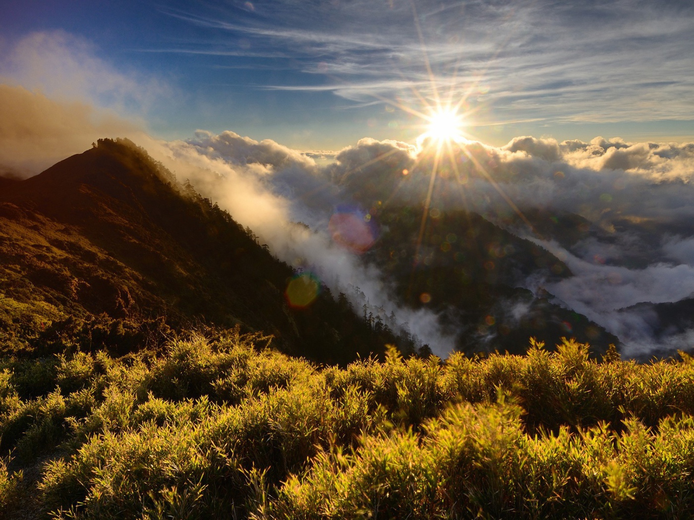 Солнце садится за горы