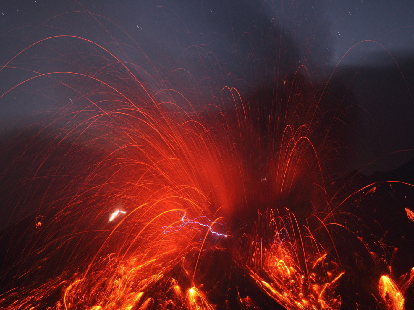 Искры извержения вулкана