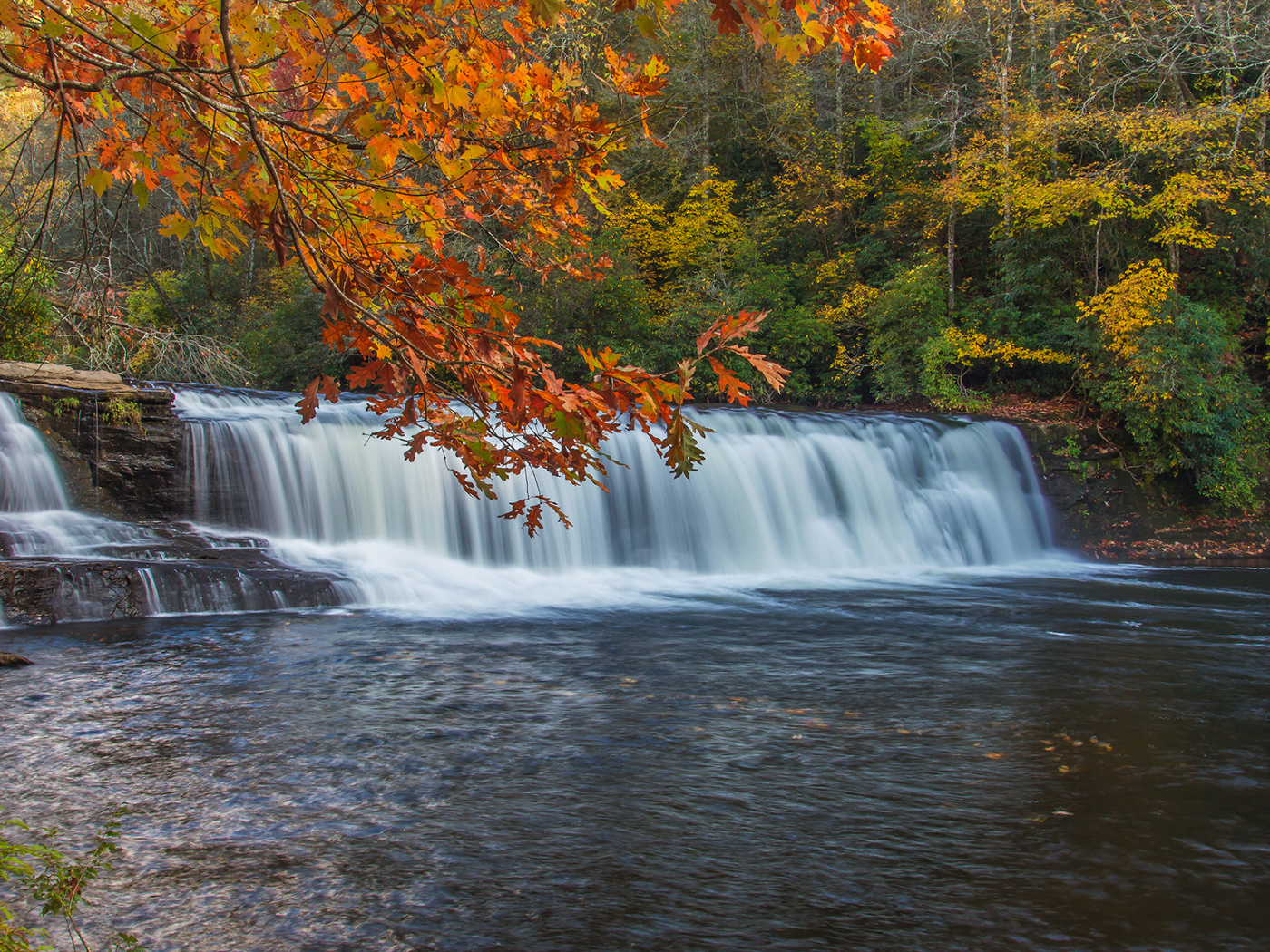 Осенний пейзаж с водопадом