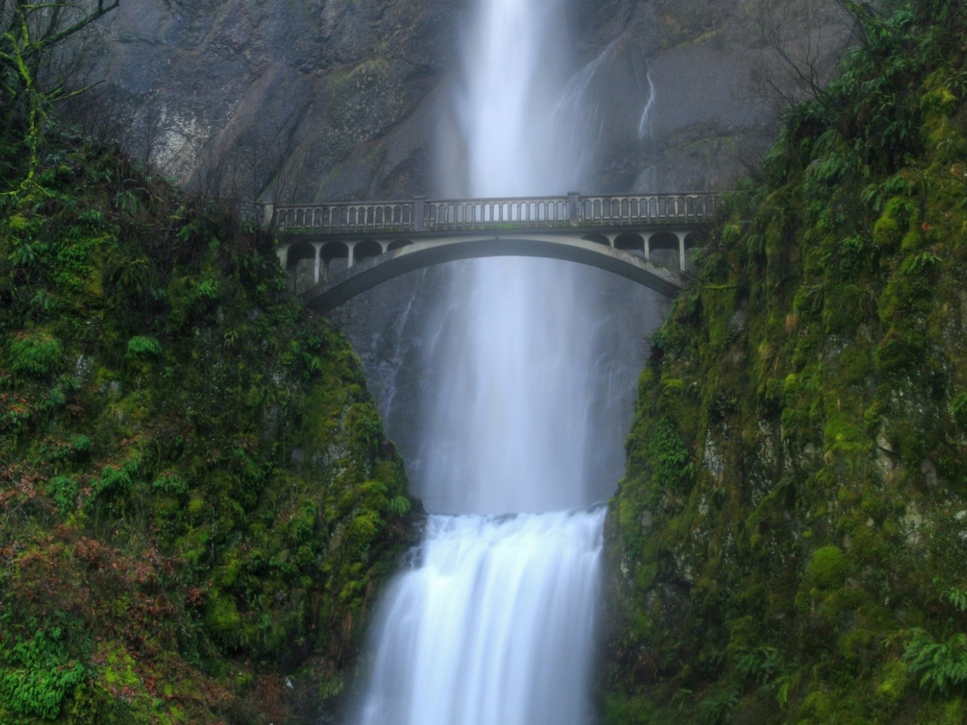 Мост над водопадом