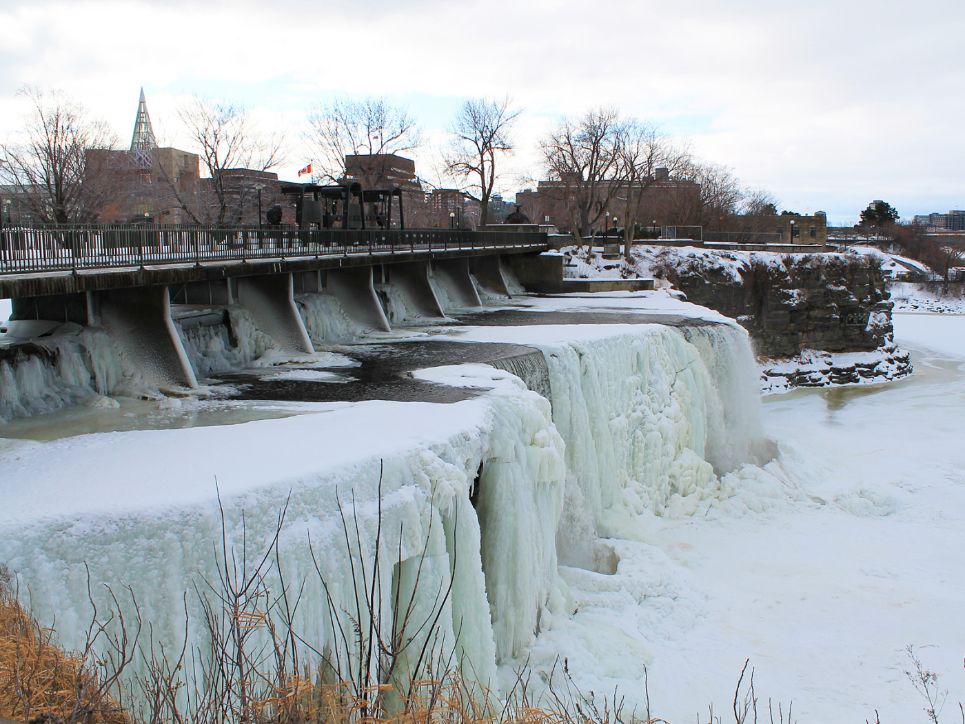 Замерзший водопад Ридо