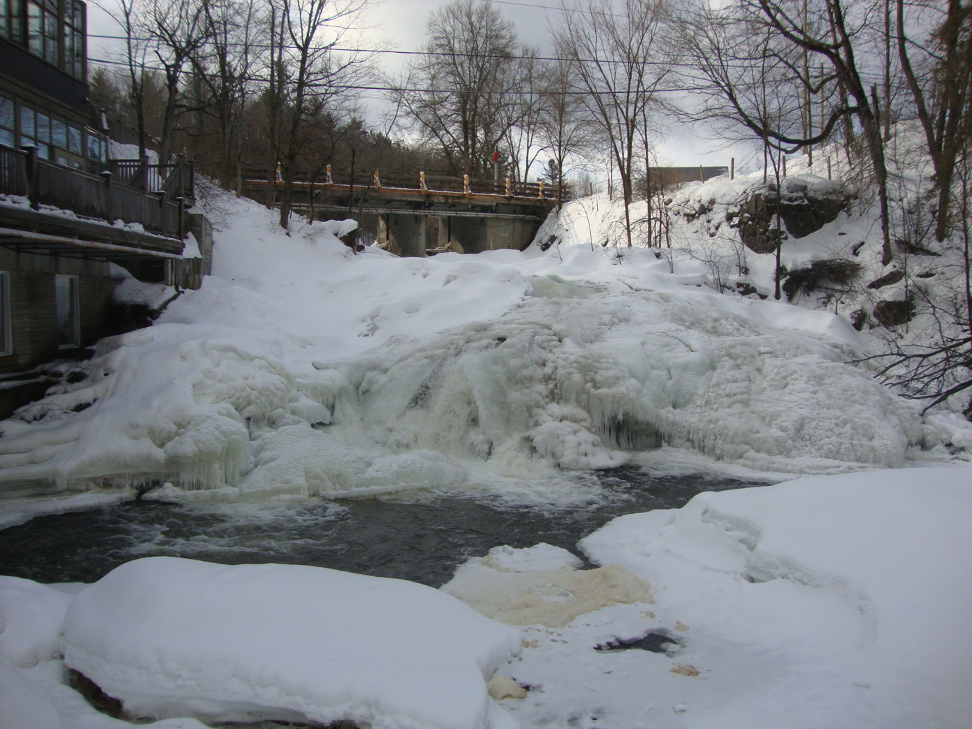 Замерзший водопад в США