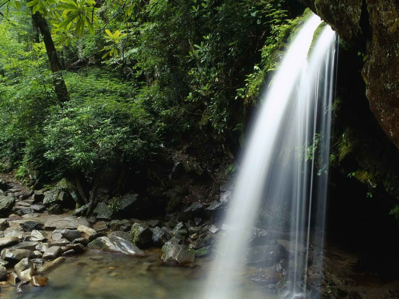 Струи воды водопада