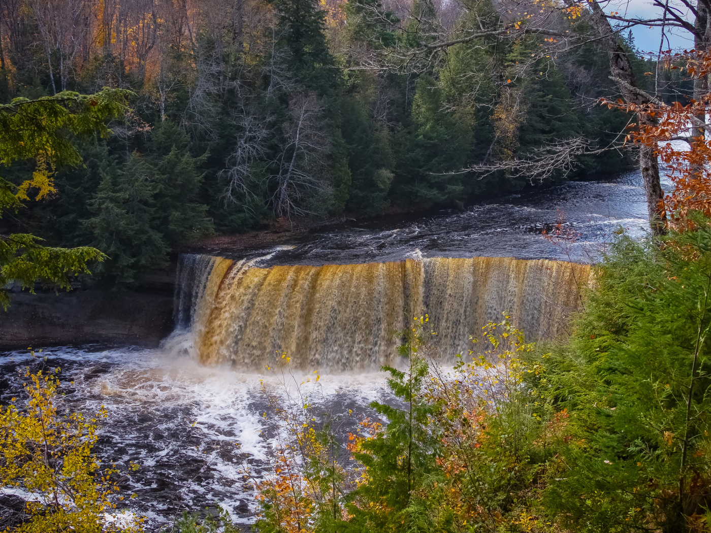 Коварный водопад среди леса