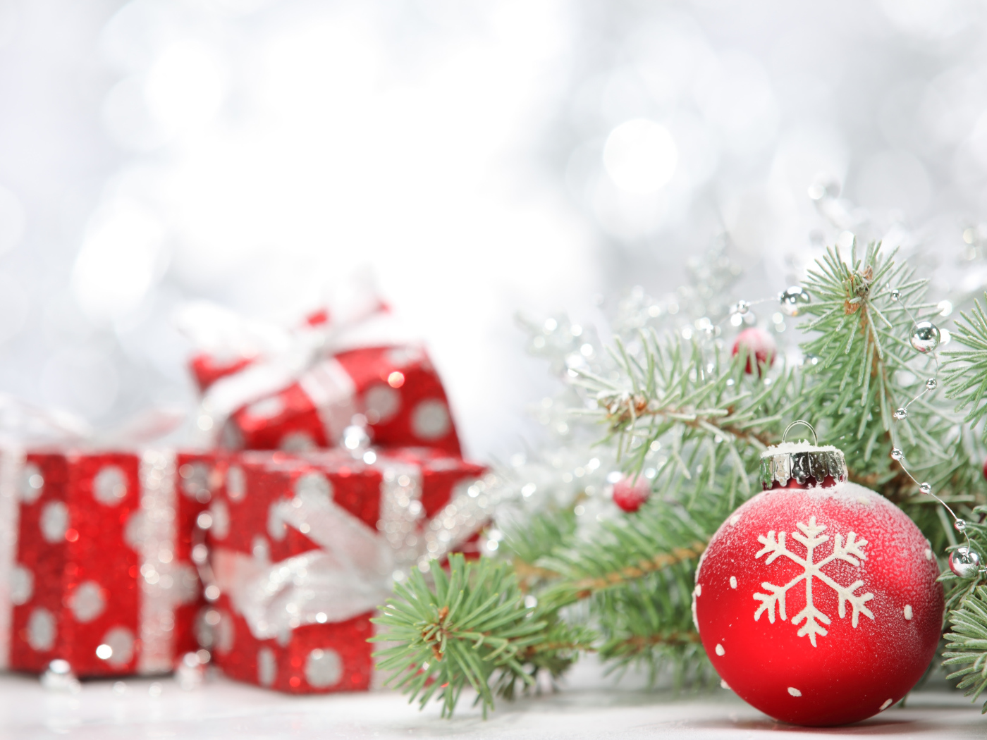 Красный шар с белой снежинкой