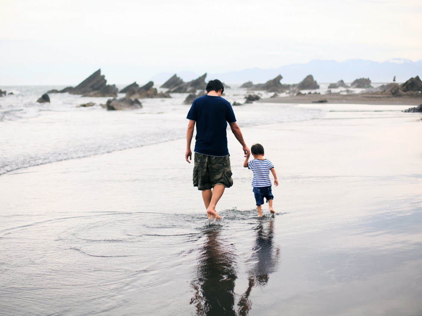 Отец с сыном гуляют по воде