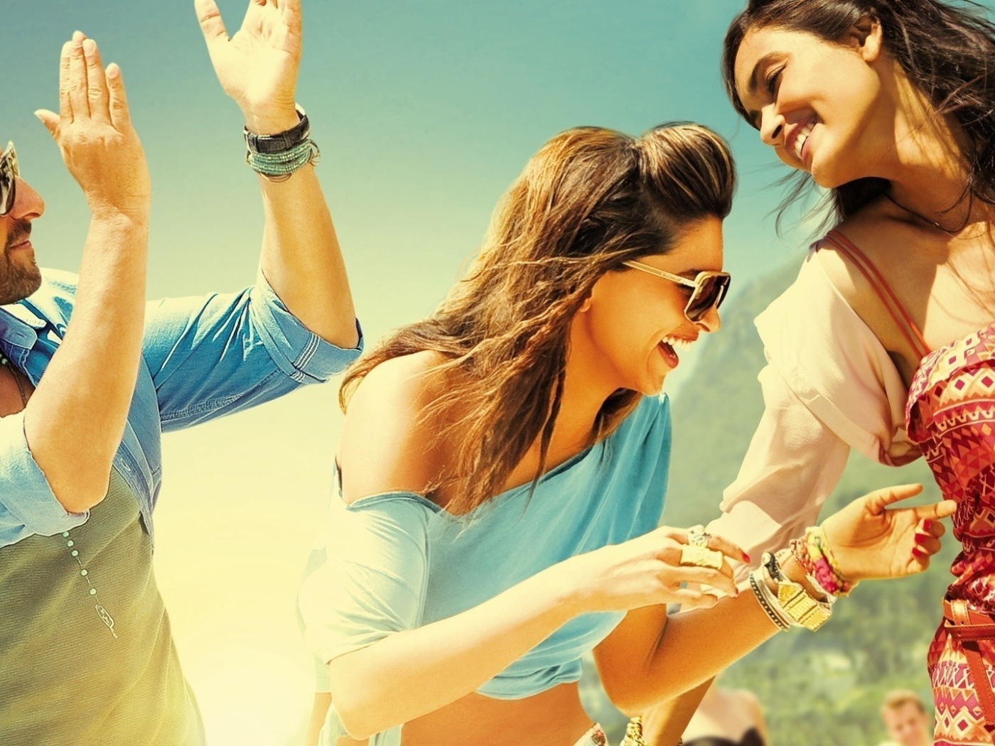 Мужчина и девушки в хорошем настроении