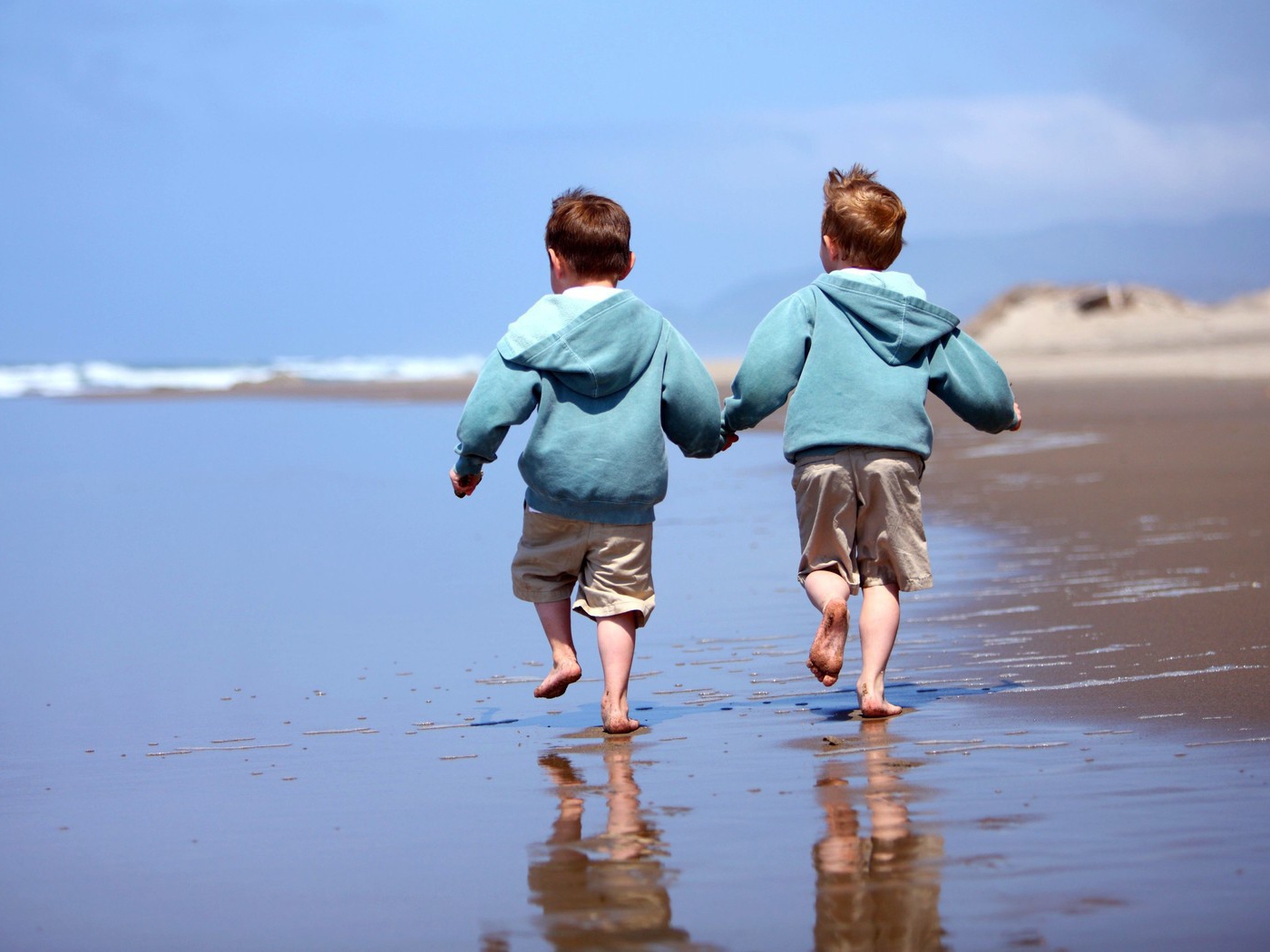 Дети бегают по воде