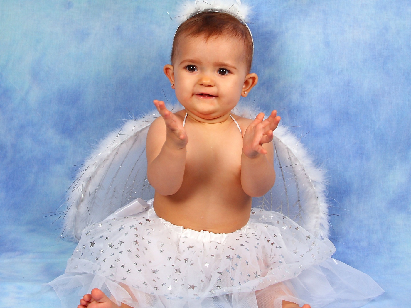 Милая девочка-ангел