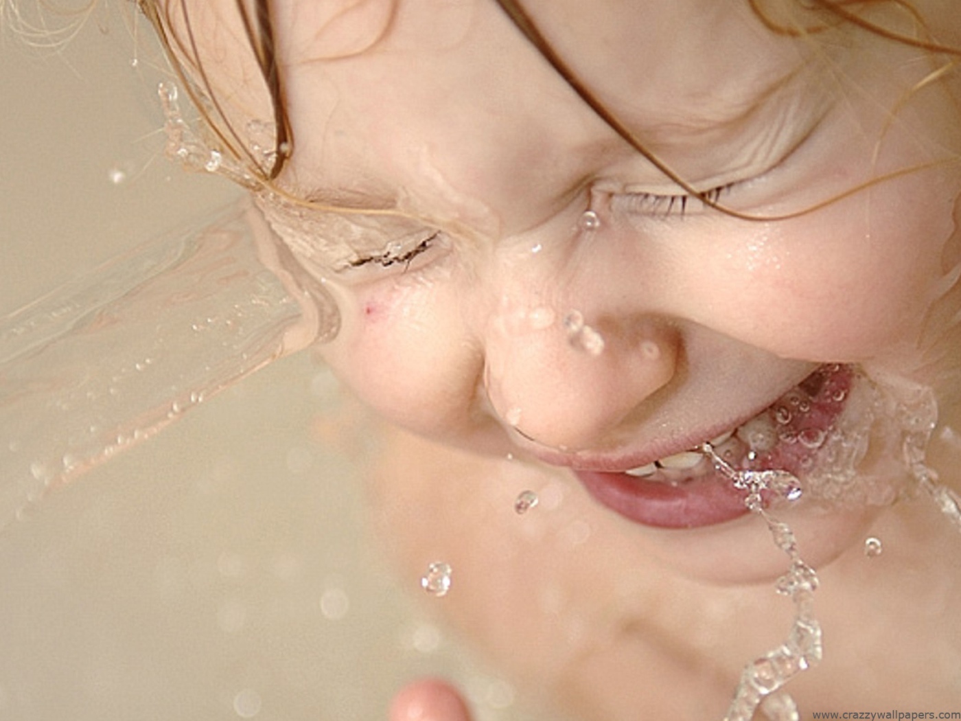 Ребенок играет в воде