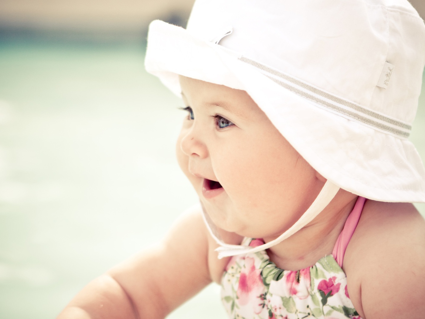 Милый ребенок в шляпе