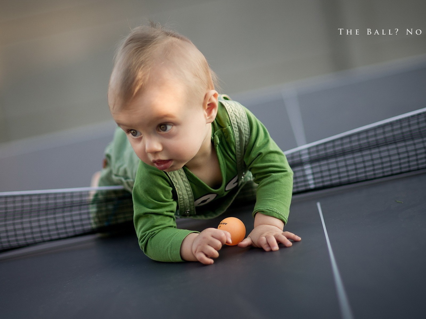 Ребенок на теннисном столе