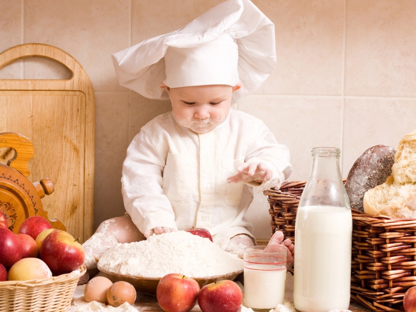 Маленький ребенок повар