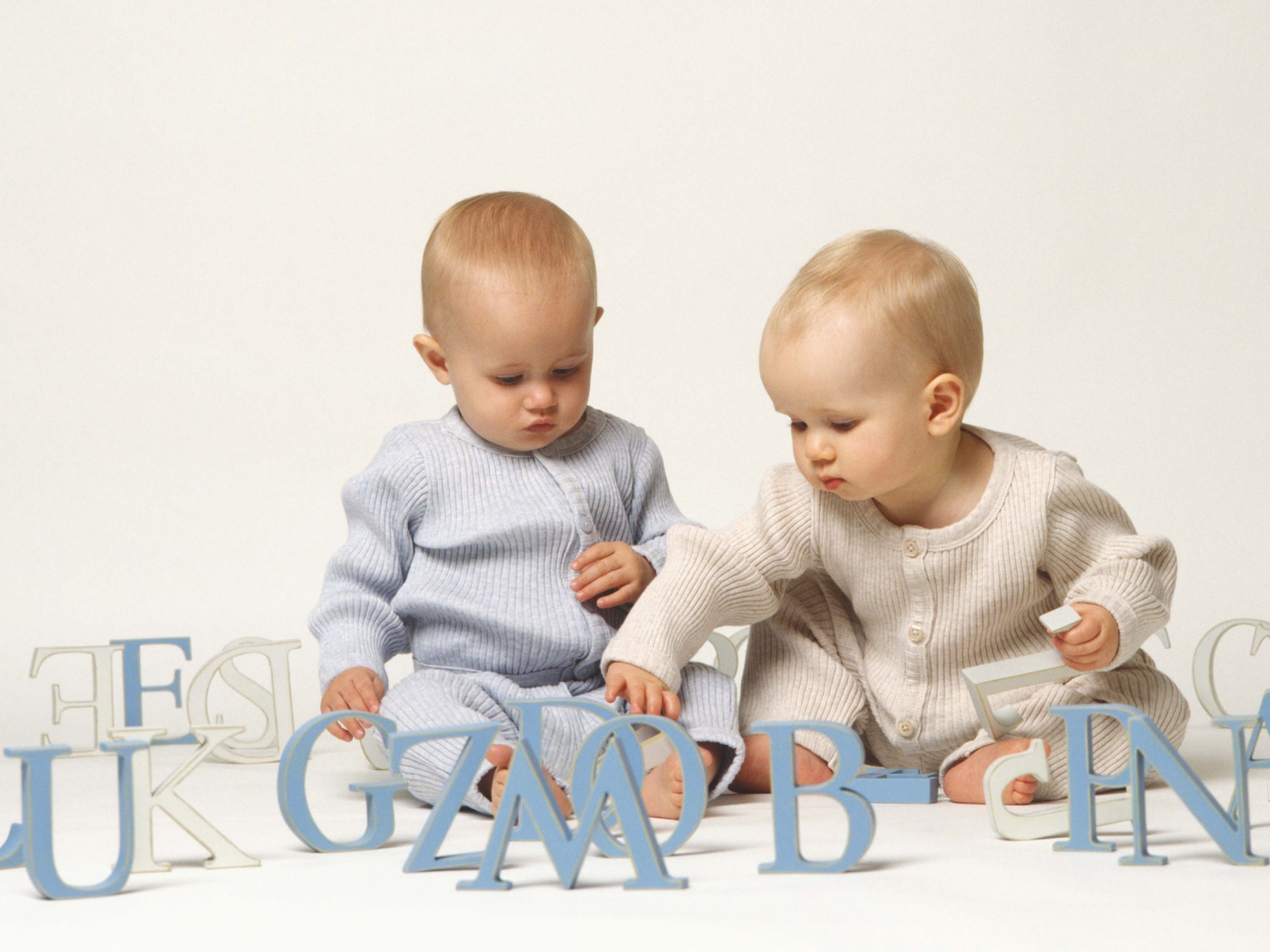 Дети играют с буквами