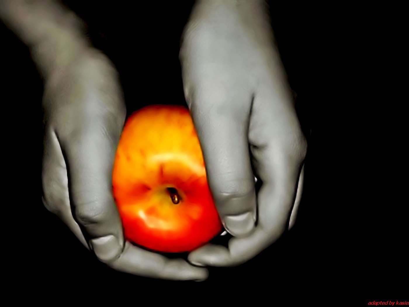 Цветное яблоко в руках