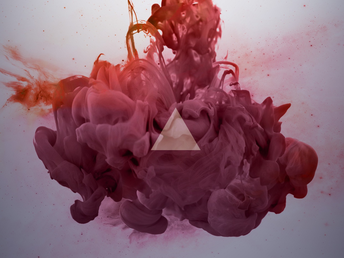 Треугольник на мазках краски