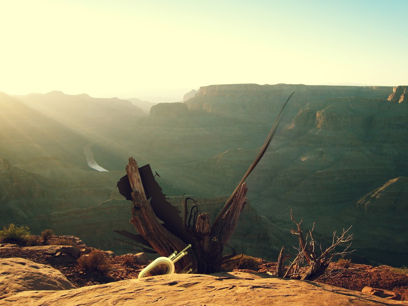 Абстракция на фоне гор